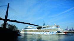 AIDA Kreuzfahrtschiff im Hamburger Hafen AIDA Kreuzfahrtschiff im Hamburger Hafen
