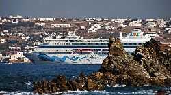 Das AIDA Kreuzfahrtschiff bei der Einfahrt nach Mykonos Das AIDA Kreuzfahrtschiff bei der Einfahrt nach Mykonos