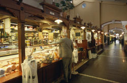 Ein Blick auf die lebhafte Markthalle in Helsinki Ein Blick auf die lebhafte Markthalle in Helsinki