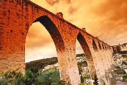 Das beeindruckende Aqueduto das Águas Livres über Lissabon Das beeindruckende Aqueduto das Águas Livres über Lissabon