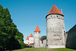 Ansicht der mittelalterlichen Stadtmauer in Tallinn Ansicht der mittelalterlichen Stadtmauer in Tallinn