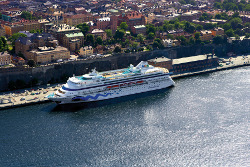 AIDA Kreuzfahrtschiff im Stockholmer Hafen AIDA Kreuzfahrtschiff im Stockholmer Hafen