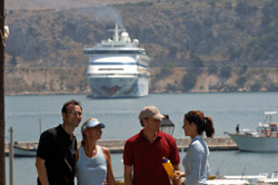 AIDA Gäste und AIDAaura im Hintergrund AIDA Gäste und AIDAaura im Hintergrund