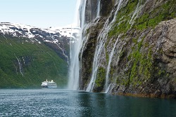 Eidfjord in Norwegen - AIDA Schiff am Wasserfall Eidfjord in Norwegen - AIDA Schiff am Wasserfall
