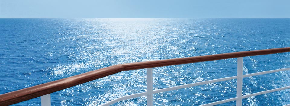 Blick aufs Meer über die Reling eines AIDA Schiffes Blick aufs Meer über die Reling eines AIDA Schiffes
