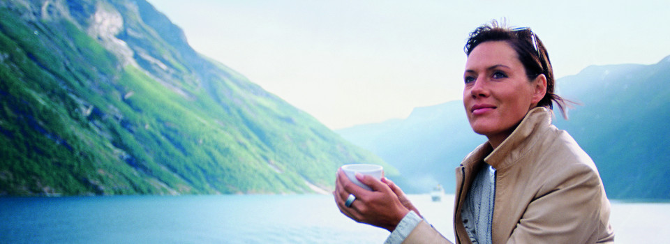 Frau vor Fjordpanorama Frau vor Fjordpanorama