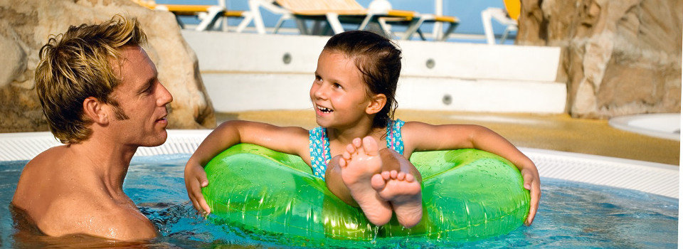 Vater und Tochter im Pool Vater und Tochter im Pool