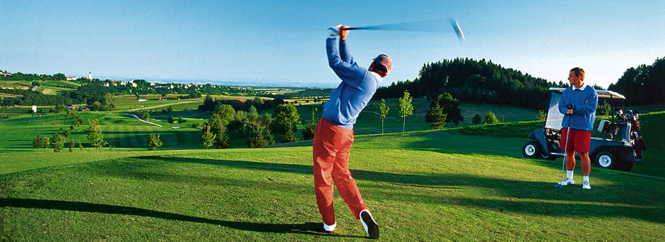 Golfer beim Abschlag Golfer beim Abschlag