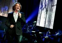 Simply Red Gründer Mick Hucknall rockt AIDA Night of the Proms