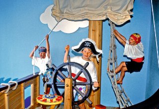 Kinder spielen Piraten Kinder spielen Piraten