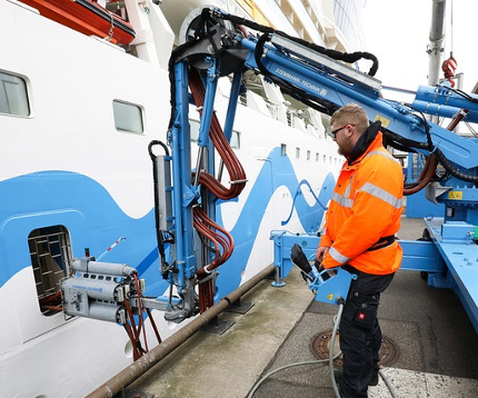 AIDAsol being supplied with shore power in Hamburg